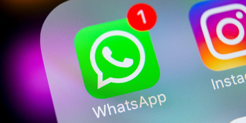 WhatsApp – pictograma este verde cu simbolul receptorului de telefon alb, într-un balon de dialog. În colțul din dreapta sus al pictogramei apare un badge roșu cu cifra „1”, indicând că există o notificare (de exemplu, un mesaj nou).